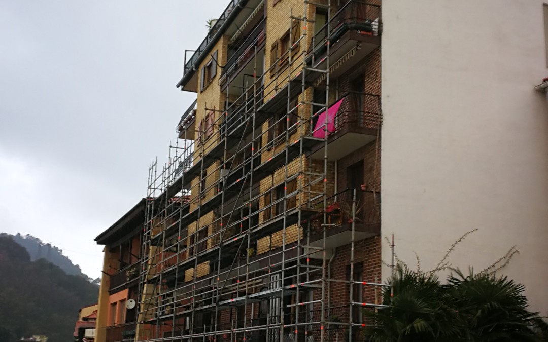 Comenzamos la rehabilitación de fachada de San Juan 25 de Pasai Donibane con ceramica de la marca CREATON.